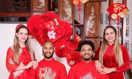 Nguyễn Xuân Son tươi cười bên gia đình trong trang phục áo dài truyền thống (ảnh FBNV)