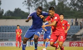 Quảng Nam (áo xanh) bị HAGL cầm hoà 1-1 ngay trên sân nhà.