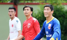 Ông Phan Văn Giàu (giữa) và thủ thành Minh Nhựt (phải).