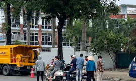 Phe vé chào mời người xem tại khu vực Mỹ Đình ngày 22/5 (ảnh Như Ý)