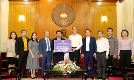 VFF và HLV Park Hang Seo tại trụ sở Trung ương MTTQVN chiều 23/10.