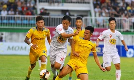HAGL (áo trắng) trải qua trận thua thứ 4 liên tiếp ở V-League. 