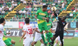 Cần Thơ (áo xanh) rớt hạng V-League sau trân hoà 1-1 với Nam Định.