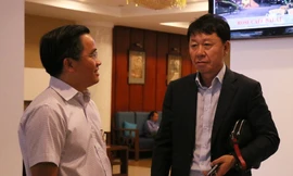 HLV Chung Hae Seong (phải) và Trưởng đoàn bóng đá HAGL Nguyễn Tấn Anh tại Tp Hồ Chí Minh.