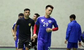 Cầu thủ Quảng Nam phải tập trong nhà vì mưa bão.