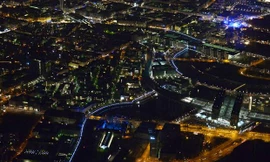 Bức tường bóng phát sáng trong dịp lễ kỷ niệm.