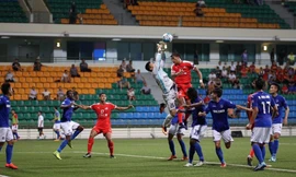 Than Quảng Ninh (áo xanh) trong trận thua 2-3 Home United ở lượt đi, bảng H AFC Cup 2017.