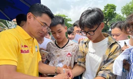 HLV Kiatisuk luôn rất "hot" với các fan trẻ Việt Nam. (ảnh Tiểu Phùng)