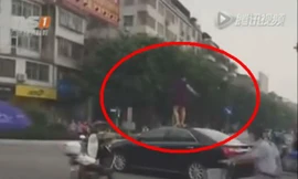 Cô gái trèo lên nóc ô tô nhảy múa gây náo loạn ngã ba
