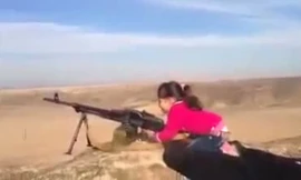 Bé gái 7 tuổi tập xả súng tiêu diệt IS gây sốc