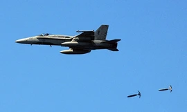 Một chiếc F/A-18 thả bom. Ảnh minh họa: Wikipedia.