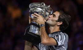 Federer nâng cao chiếc cúp Australia Open