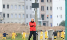 HLV Park Hang Seo muốn V-League tạo cơ hội cho cầu thủ trẻ để giải quyết cuộc khủng hoảng thiếu tiền đạo giỏi ở tuyển Việt Nam.