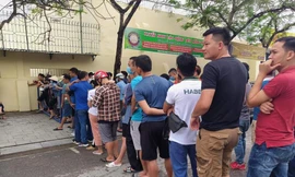 CĐV Thanh Hoá xếp hàng chờ mua vé xem trận đấu với HAGL ở vòng 11 LS V-League 2021 (ảnh Tất Thắng)