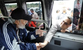 Cựu chủ tịch Fidel Castro bắt tay từng đại biểu Venezuela qua cửa xe ô tô