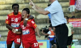 Các cầu thủ Hải Phòng ăn mừng bàn thắng vào lưới Bình Dương.