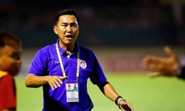 HLV Hứa Hiền Vinh bóp cổ Võ Văn Huy của An Giang hôm 7/7.