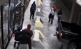 Theo Daily Mail, vụ việc xảy ra lúc 4h30 ngày 2/3 (giờ địa phương) tại cửa hàng bán vũ khí Carter's Country ở Houston, bang Texas (Mỹ). 