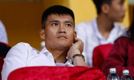 Khuôn mặt kém vui của Lê Công Vinh ở trận thua 0-4 CLB Hà Nội của đội bóng dưới quyền. 