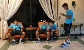 Các tuyển thủ U22 Việt Nam vui đùa tại khách sạn mới ở Binan. (ảnh Anh Đoành)