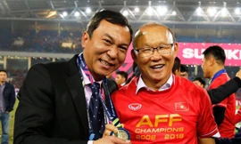 Phó chủ tịch VFF Trần Quốc Tuấn và món quà đặc biệt từ HLV Park Hang Seo, chiếc HCV AFF Cup 2018.