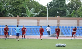 U22 Việt Nam tập làm quen sân Binan chiều 24/11. (ảnh Linh Hoàng)