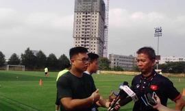 HLV Hoàng Anh Tuấn trả lời báo chí. (ảnh Minh Minh)