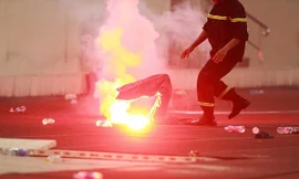 CĐV Hải Phòng đốt pháo sáng trên sân Mỹ Đình hôm 24/6.