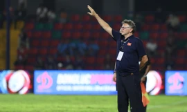 HLV Troussier trên đường biên chỉ đạo U22 Việt Nam ở trận đấu với U22 Lào (ảnh Hữu Phạm)