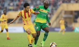 Nam Định (trái) được đánh giá cao hơn so với Hà Nội B của ông bầu Đỗ Quang Hiển ở trận play-off 2018.