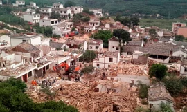 Hiện trường đổ nát do cơn động đất gây ra