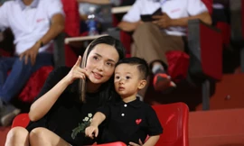 Huyền Mi cho con theo học Học viện AC Milan, đội bóng yêu thích của chồng là tiền đạo Nguyễn Văn Quyết. 