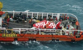 Phần đuôi máy bay Air Asia được trục vớt hôm 10/1