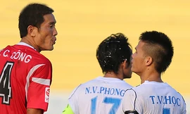 Chí Công nhổ nước bọt vào cầu thủ Văn Học của Đà Nẵng. (ảnh Bất Đồng)