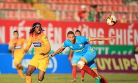 Khánh Hoà (phải) bị Hải Phòng cầm hoà 0-0 ở trận đấu thuộc vòng 20 Nuti Cafe V-League 2018, diễn ra chiều 22/7 trên sân Nha Trang.
