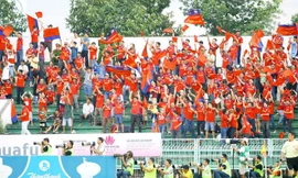 CĐV B.Bình Dương được ăn mừng chiến thắng và chức vô địch của đội nhà trên sân Long An. Ảnh: Thể thao Văn hóa.