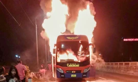 Xe chở hơn 30 người bất ngờ cháy ngùn ngụt, khách hoảng loạn la hét, thoát ra ngoài