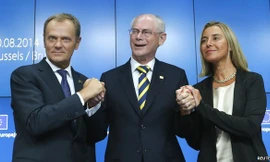 Ông Donald Tusk (trái) và bà Federica Mogherini (phải) với cựu Chủ tịch EC Van Rompuy