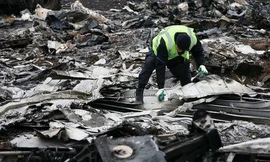 Các nhân viên thu dọn mảnh vỡ MH17 tại hiện trường