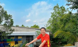 Ánh Viên tươi tắn đạp xe đạp "mẹ sắm" khi nghỉ Tết ở quê nhà. (ảnh FBNV)
