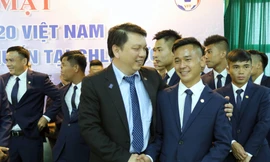 TTK Lê Hoài Anh động viên cầu thủ U20 Việt Nam trước ngày lên đường sang Đức tập huấn.