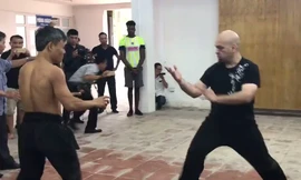 Võ sư Đoàn Bảo Châu và Flores.