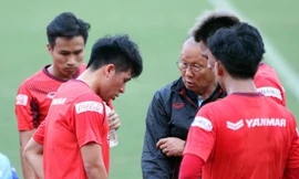 Trung vệ Đình Trọng không có tên trong trận đấu của đội tuyển Việt Nam với Trung Quốc do chấn thương.