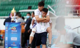 Duy Mạnh chấn thương nặng ở trận Siêu cúp Quốc gia 2019. (ảnh Hữu Hữu)