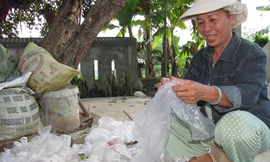 Mệ Đối nhặt rác, giúp người