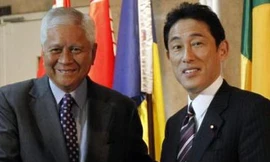 Bộ trưởng Ngoại giao Phillippines Albert del Rosario (bên trái)và Bộ trưởng Ngoại giao Nhật Bản Fumio Kishida