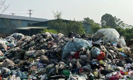 Cuộc sống đảo lộn vì rác giáp ranh hai huyện 