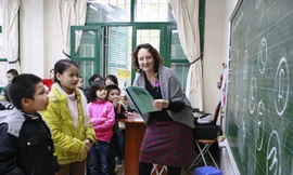 Một tiết học tiếng Anh do giáo viên nước ngoài dạy ở trường Tiểu học Tây Sơn, Hà Nội