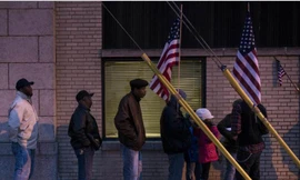 Cử tri khắp nước Mỹ đi bầu tổng thống