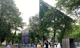 Khối gương kính 3D khổng lồ hút khách ở vườn hoa 'trăm tuổi’